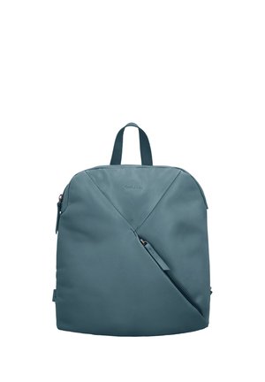 Hellblauer Leder-Rucksack mit oberem Griff, schräger Front-Reißverschlusstasche und glatter, weicher Textur.