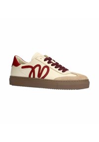 Witte leren sneaker met bordeauxrode accenten, voorzien van een suède neus, contrasterend logo en een lichtbruine rubberen zool. Ook de veters zijn bordeauxrood.