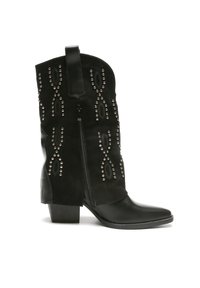 Bota negra de estilo vaquero con punta afilada, tacón cuadrado y tachuelas decorativas en un patrón a lo largo del frente y los lados. Materiales de ante y cuero.