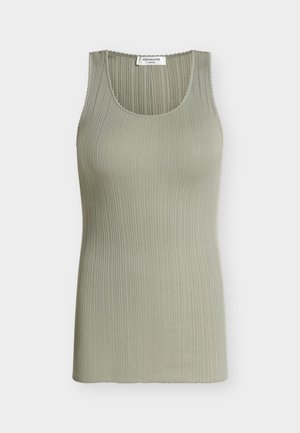 Bezrękawnik z prążkowanego dzianiny w jasnym oliwkowym kolorze, z okrągłym dekoltem i metką marki wszytą wewnątrz kołnierza.