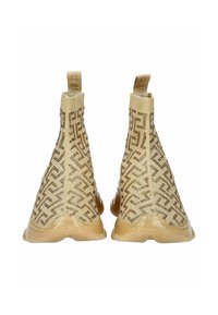 Baskets en tricot beige montantes à la cheville avec un design motif, semelle en caoutchouc tan et tirette à l'arrière pour un enfilage facile. Accents en marron foncé.