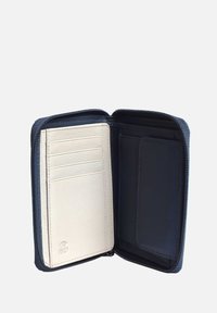 Portafoglio blu navy con protezione RFID. Presenta diversi scomparti per schede in un colore chiaro e una texture interna liscia. Design compatto.