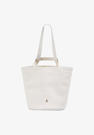 Off-white getextureerde totebag met een subtiel schubbenpatroon, voorzien van twee schouderbanden en een klein metalen schedelembleem aan de voorkant.