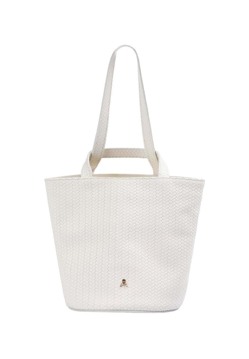 Bolso tote texturizado en color blanco roto con un sutil patrón en forma de escamas, que cuenta con dos asas para el hombro y un pequeño emblema metálico de calavera en la parte frontal.