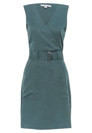 Vestido cruzado sin mangas en color teal con escote en V, bolsillos frontales de parche y cinturón a juego con hebilla circular plateada.