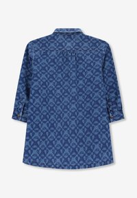 Chemise en denim à manches longues, couleur bleu foncé, ornée d'un motif floral. Poignets à boutons et ourlet arrondi.