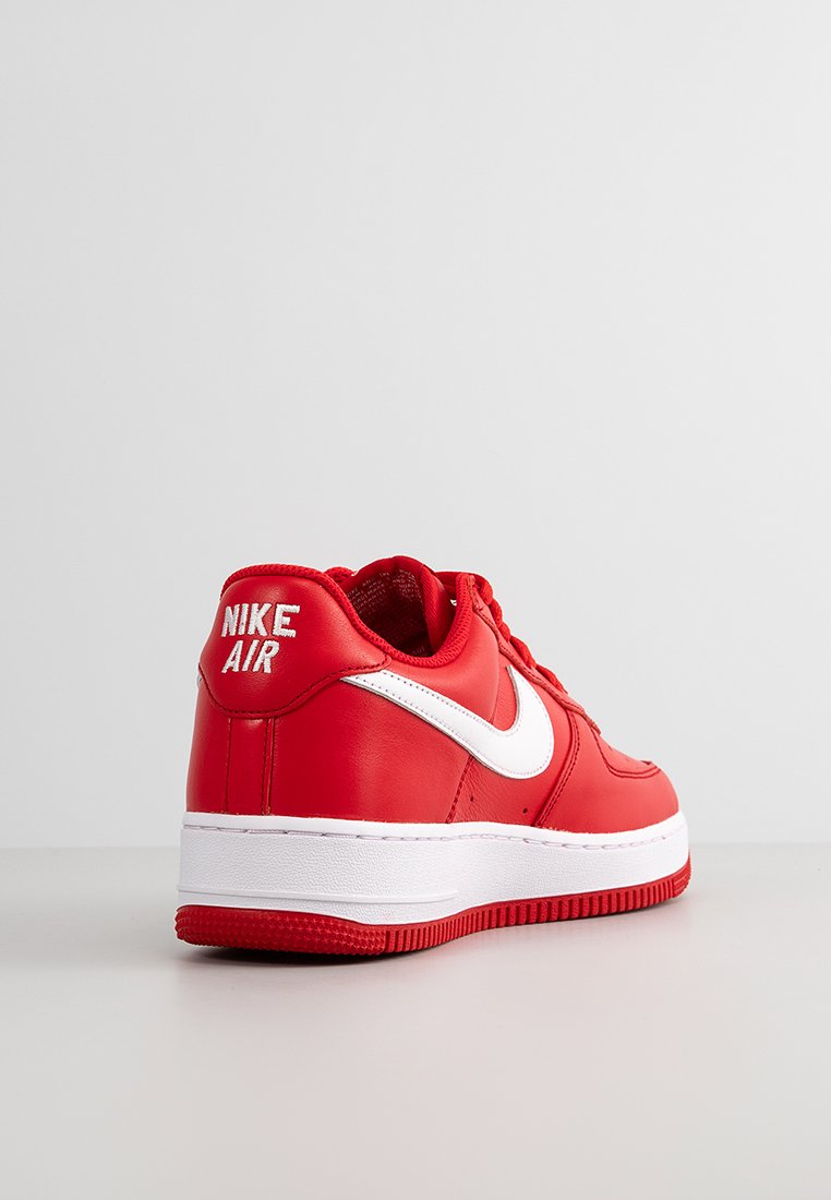 Baskets Nike Air rouges avec une tige en cuir lisse, un swoosh blanc, un collier rembourré et une semelle intermédiaire blanche. Présente une semelle extérieure en caoutchouc texturé.