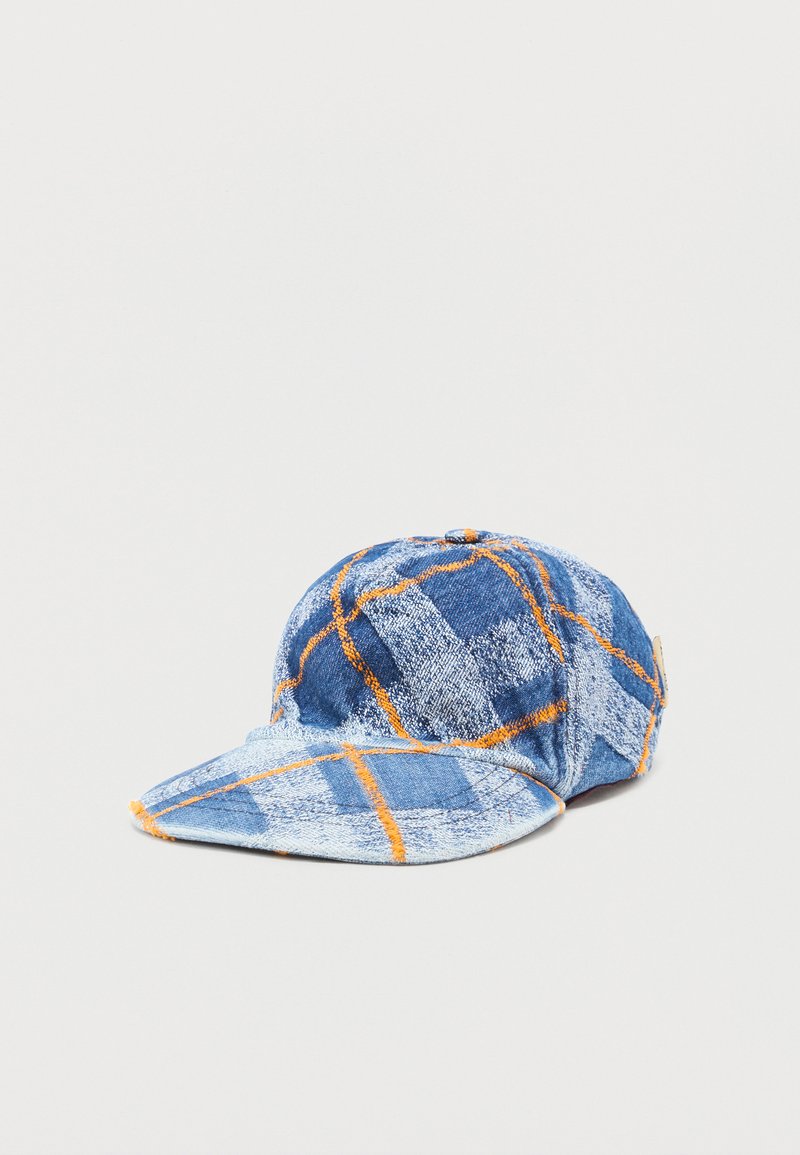 Μπλε και άσπρο καρό καπέλο μπέιζμπολ με πορτοκαλί γραμμές σε απλό ανοιχτό φόντο.