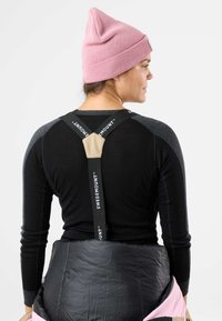 Maglietta nera a maniche lunghe con accenti grigi, caratterizzata da una cintura beige con il testo "SWEDEMOUNT", e un berretto rosa sulla testa della persona.