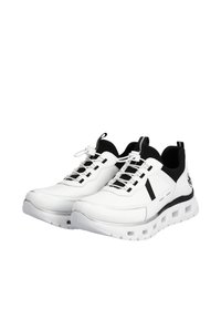 Baskets de sport blanches avec des accents noirs, présentant une surface texturée, un design à laçage et un col rembourré. Semelle extérieure en TPU avec une structure ventilée.