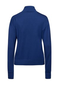 Pulóver de manga larga azul marino con cuello alto, textura suave y puños acanalados. Diseñado sin cierres visibles ni adornos.