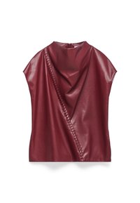 Top in ecopelle borgogna con scollo drappeggiato, design asimmetrico e dettagli laterali con un accento intrecciato lungo la cucitura.