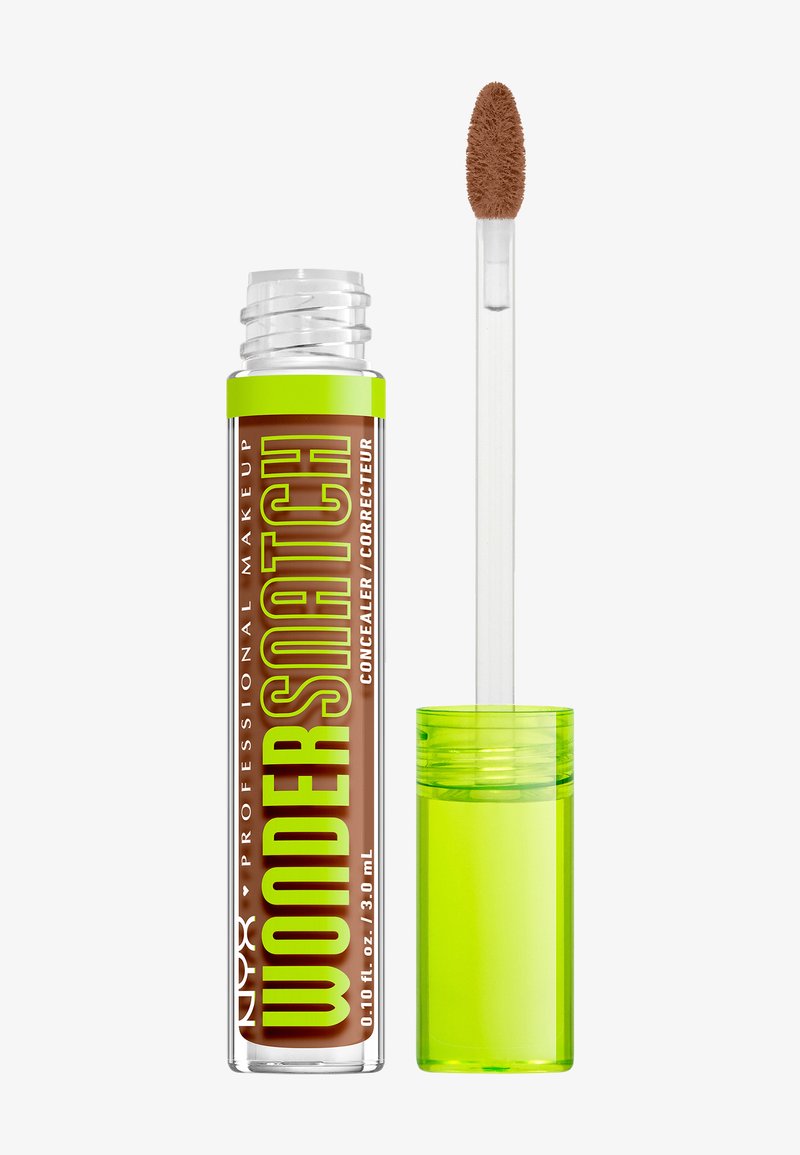 Tube de correcteur étiqueté Wondersnatch, avec un bouchon vert vif retiré et un applicateur enduit d’un produit brun moyen.