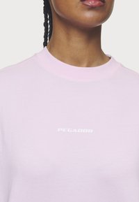 Pegador BRACY - Basic póló - washed bubblegum