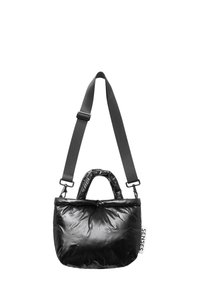 Schwarze Stepp-Tasche mit einer strukturierten, glänzenden Oberfläche. Verfügt über einen kurzen Griff und einen verstellbaren, abnehmbaren Riemen. Vorderes Etikett mit der Aufschrift "SENSES."