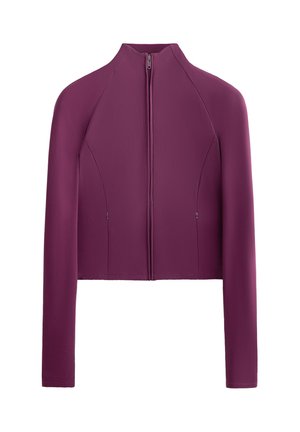 Priliehavá, skrátená bunda v tmavofialovej farbe, vyrobená z hladkej látky. Má vysoký golier, dlhé rukávy a predný zips so dvoma bočnými vreckami.