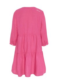 Robe rose à volants longueur genou, manches trois-quarts et poignets boutonnés, vue de dos avec un petit logo blanc près de l'encolure.