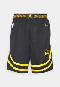 Shorts de basketball noirs avec accents jaunes, en tissu texturé, taille rayée et logo sur la jambe droite.