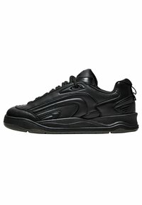 Schwarze Sportschuhe mit einem Obermaterial aus strukturiertem Leder, runder Zehenpartie, gepolsterter Sohle und Schnürdesign. Mit dezenten Designelementen.