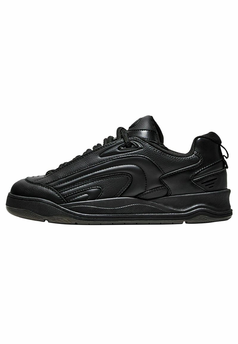Schwarze Sportschuhe mit einem Obermaterial aus strukturiertem Leder, runder Zehenpartie, gepolsterter Sohle und Schnürdesign. Mit dezenten Designelementen.