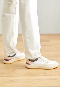 Niet geselecteerd, white/white cap gray/blue wing teal/goji berry