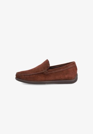 Mocassino slip-on in camoscio marrone con cuciture moc toe e suola piatta scura, mostrato di profilo su sfondo bianco.