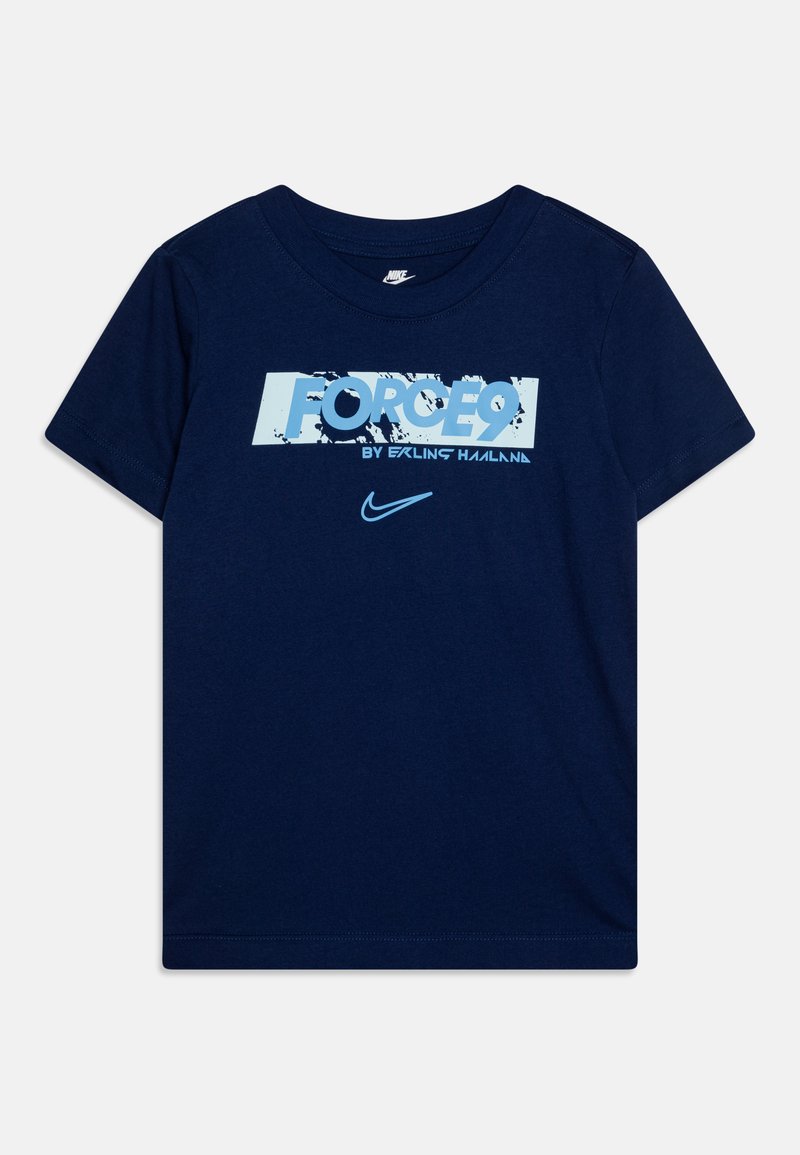 Tumed sinise puuvillane lühikeste varrukatega T-särk ümmarguse kaelusega, mille keskel on helesinine graafika "FORCE9" ja Nike’i logo. Lühikesed varrukad.