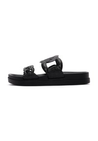 Chanclas negras con doble tira y acabado de glitters texturizados, suela plana y un diseño minimalista. Realzadas con recortes cuadrados.