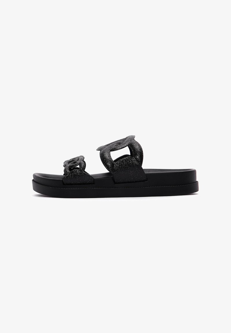 Sandales noires à enfiler avec deux straps, finition pailletée texturée, semelle plate et design minimaliste. Accentué par des découpes carrées.