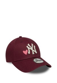 Bordeauxrote Baseballkappe mit besticktem weißen "NY"-Logo und pinkem Herzakzent. Verfügt über einen gebogenen Schirm und einen verstellbaren Hinterriemen.