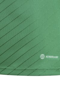 Maglietta sportiva verde con un motivo testurizzato di strisce diagonali. Presenta il logo "AEROREADY" in bianco nell'angolo in basso a destra.