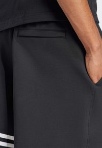 adidas Originals NEUCLASSICS - Teplákové kalhoty - black