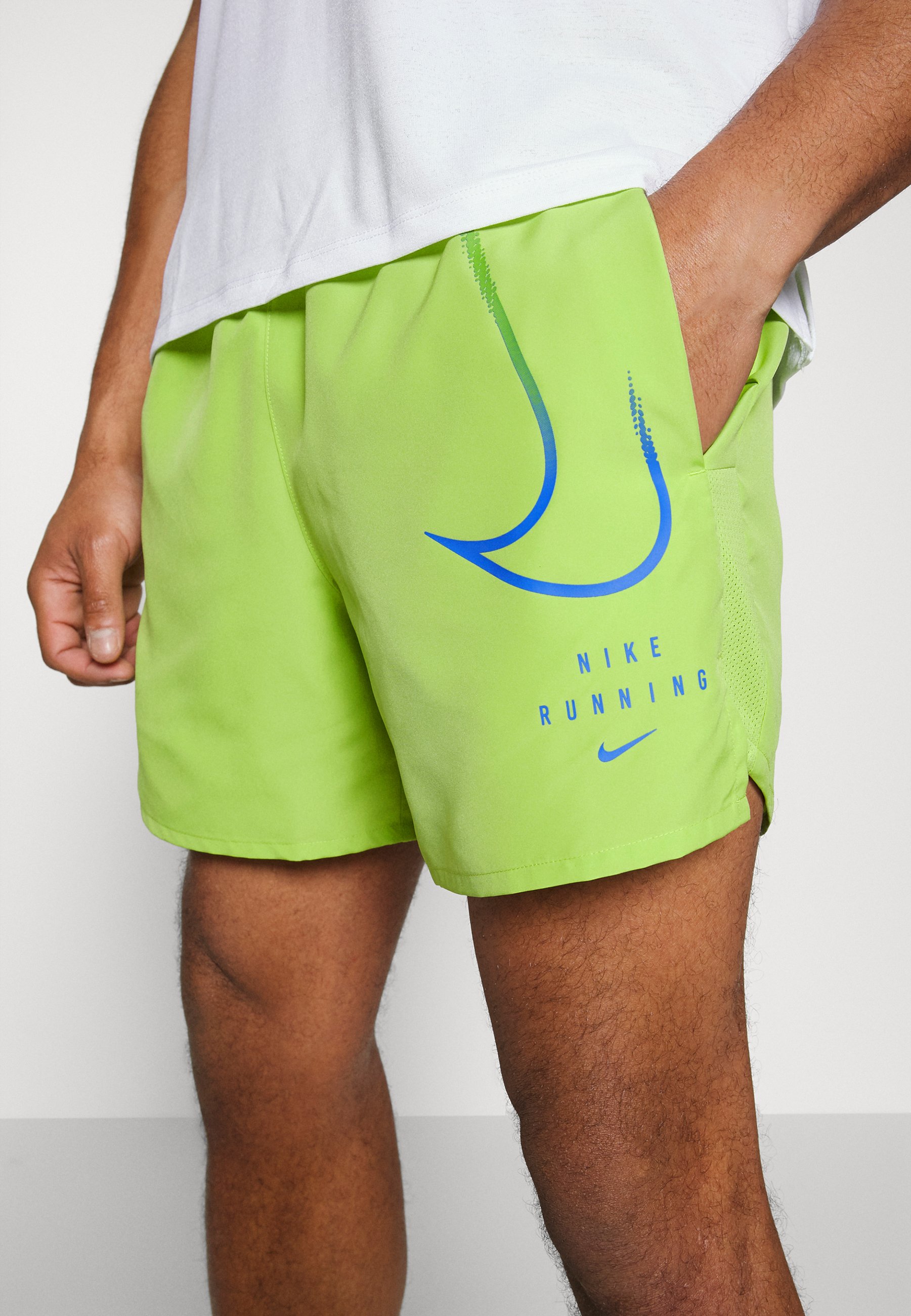 Nike Performance Pantalón corto de deporte - vivid green/verde - Zalando.es