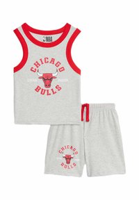 Šedá bavlněná souprava tílka a šortek s červenými detaily. Obsahuje logo "Chicago Bulls" a text "Central Division" v červené barvě. Pohodlný střih.