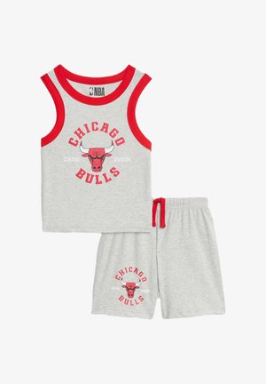 Szary bawełniany zestaw koszulki bez rękawów i szortów z czerwonym wykończeniem. Posiada logo "Chicago Bulls" oraz tekst "Central Division" w kolorze czerwonym. Wygodne dopasowanie.