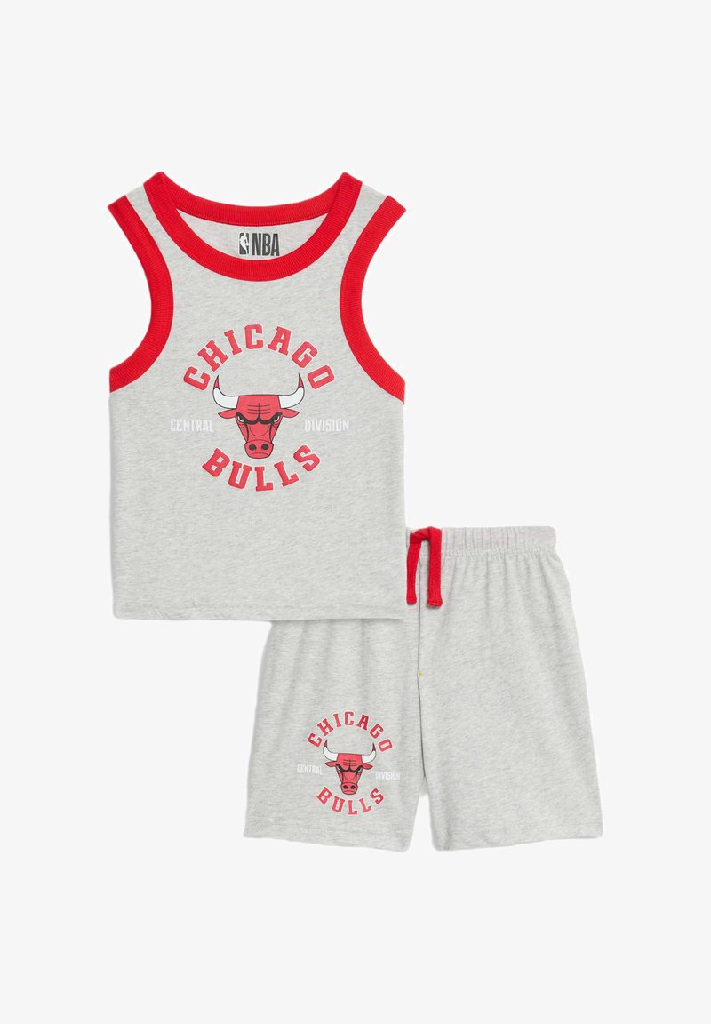 Szary bawełniany zestaw koszulki bez rękawów i szortów z czerwonym wykończeniem. Posiada logo "Chicago Bulls" oraz tekst "Central Division" w kolorze czerwonym. Wygodne dopasowanie.