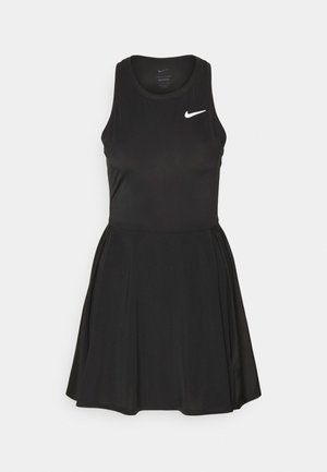 Robe noire sans manches avec un haut ajusté et une jupe évasée. Fabriquée en tissu lisse, elle arbore le logo Nike blanc sur la poitrine.
