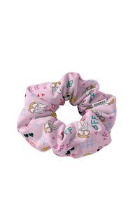 Scrunchie in tessuto rosa con personaggi dei cartoni animati e testo, con motivi di cuori e faccine sorridenti. Texture morbida, design elastico.