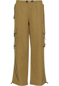 Kaki cargo bukser med elastisk talje, flere sidelommer og justerbare manchetter. Fremstillet af et holdbart stof med en glat tekstur.