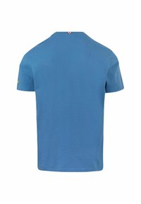 T-shirt blu in cotone con maniche corte, scollatura rotonda e un piccolo logo giallo sul lato sinistro della manica. Tessuto morbido e vestibilità casual.