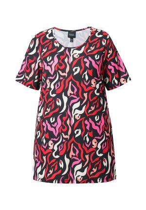 Zwart T-shirt met korte mouwen, voorzien van abstracte rode, roze en witte vlamachtige patronen en een ronde halslijn.