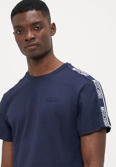 Marineblå bomull T-skjorte med rund hals, korte ermer og "Moschino Underwear" logo på brystet og skulderstriper.