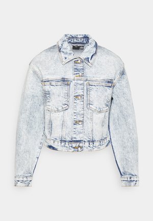 Lyseblå acid-vasket denimjakke med lange ærmer, knaplukning foran, to brystlommer og en klassisk krave på hvid baggrund.