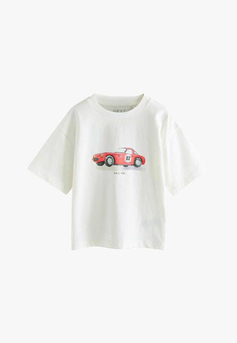 T-shirt blanc à manches courtes avec une illustration de voiture de course rouge et les textes "82" et "Race Day" imprimés au centre devant.