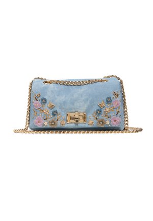 Pochette bleu clair avec bandoulière en chaîne dorée, broderie florale, détails papillon, et une fermeture rectangulaire dorée à verrouillage tournant à l'avant.