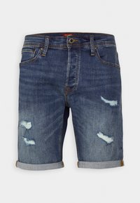 Blå denimshorts med en blekt tvätt, med slitna revor och upplagda fållar. Standard femfickorsdesign, silvriga detaljer.
