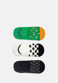 Drei Paare bunter Knöchelsocken: grün mit Fußballmuster und orangefarbener Zehe, weiß mit schwarzen Rauten und schwarz mit hexagonalem Muster.
