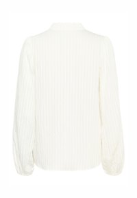 Blusa bianca a maniche lunghe con motivo rigato strutturato, colletto alto con bordi ondulati e maniche leggermente gonfie.