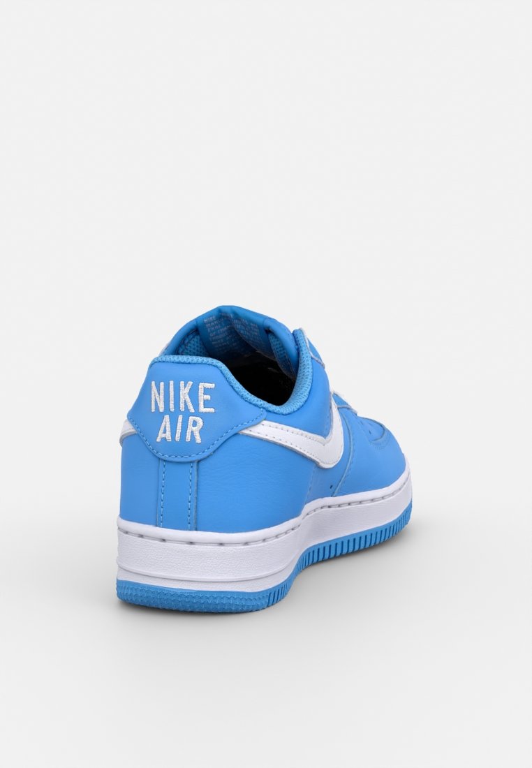 Sneaker Nike Air in pelle blu con swoosh bianco, suola in gomma testurizzata e marchio impresso sul tallone. Design classico a bassa punta.