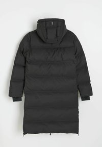 Czarna kurtka puchowa z kapturem, z pikowanym wzorem, długimi rękawami i zapięciem na zamek z przodu. Wykonana z gładkiego, wodoodpornego materiału.